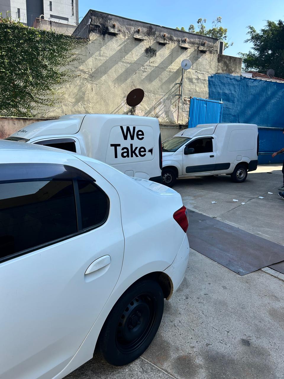 Van WE TAKE com adesivo da empresa